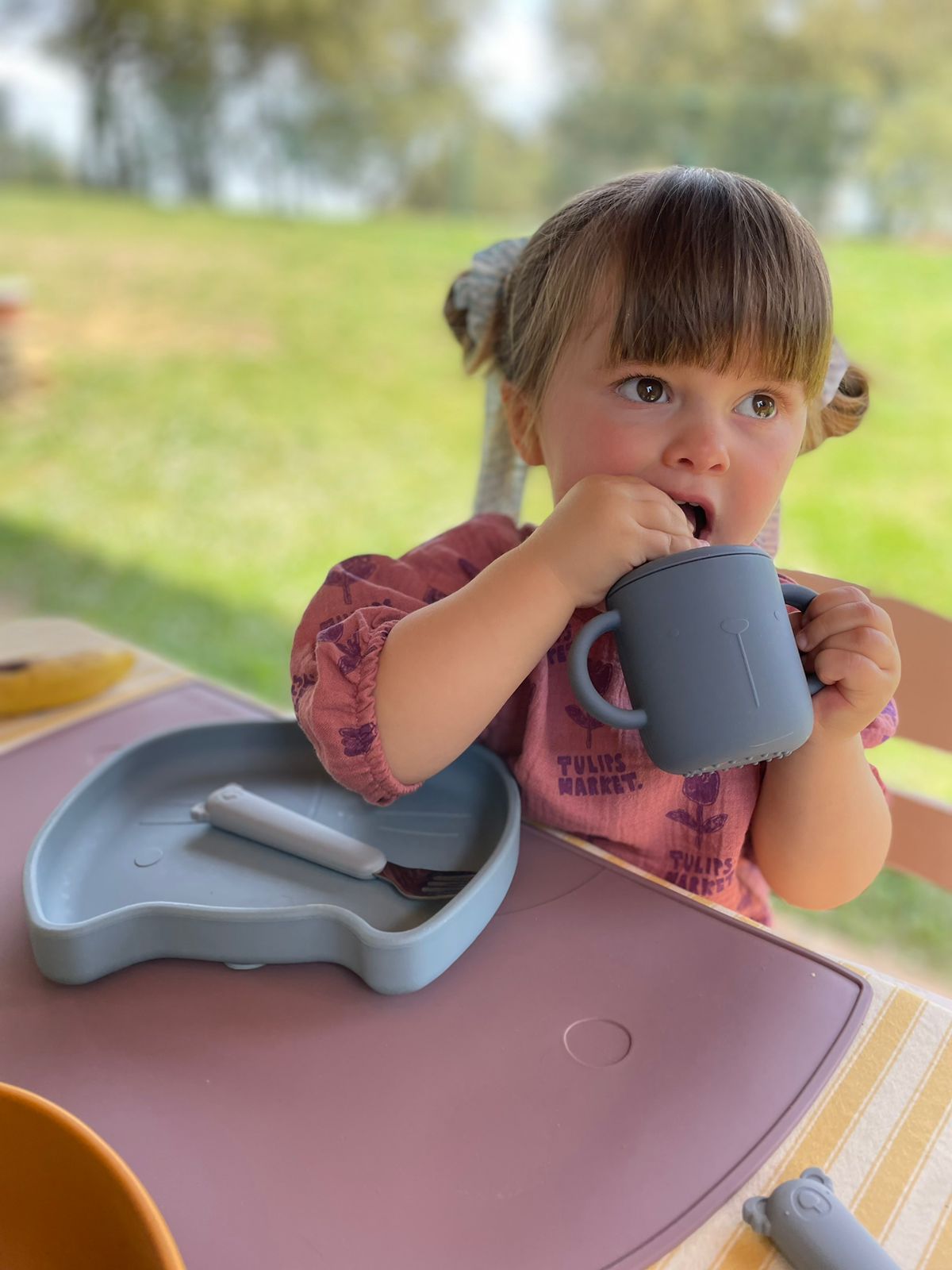 Kinderteller mit Saugfuß aus Silikon Pippa Smokey Blue