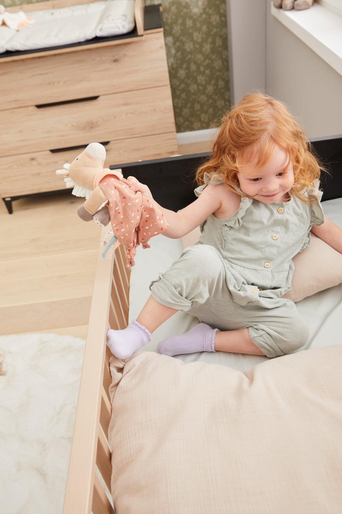 Doudou Cheval Sunny M - 28 cm – mise en situation