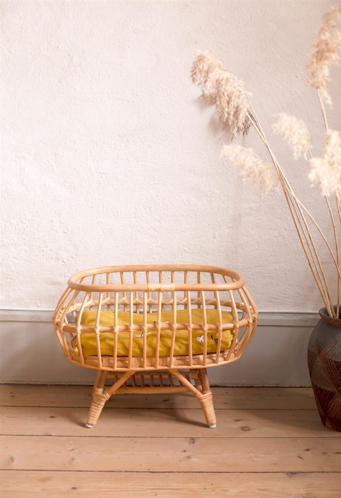 Rattan-Puppenbett