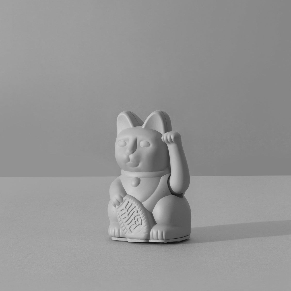 Glückliche graue Mini-Katze