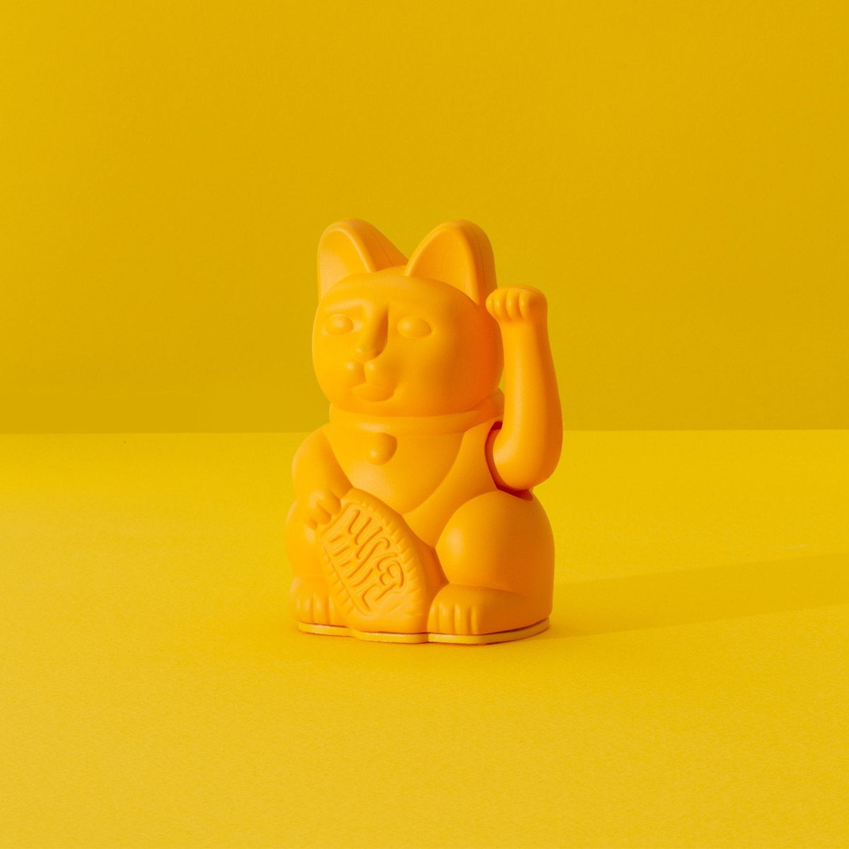Mini chat de color amarillo intenso