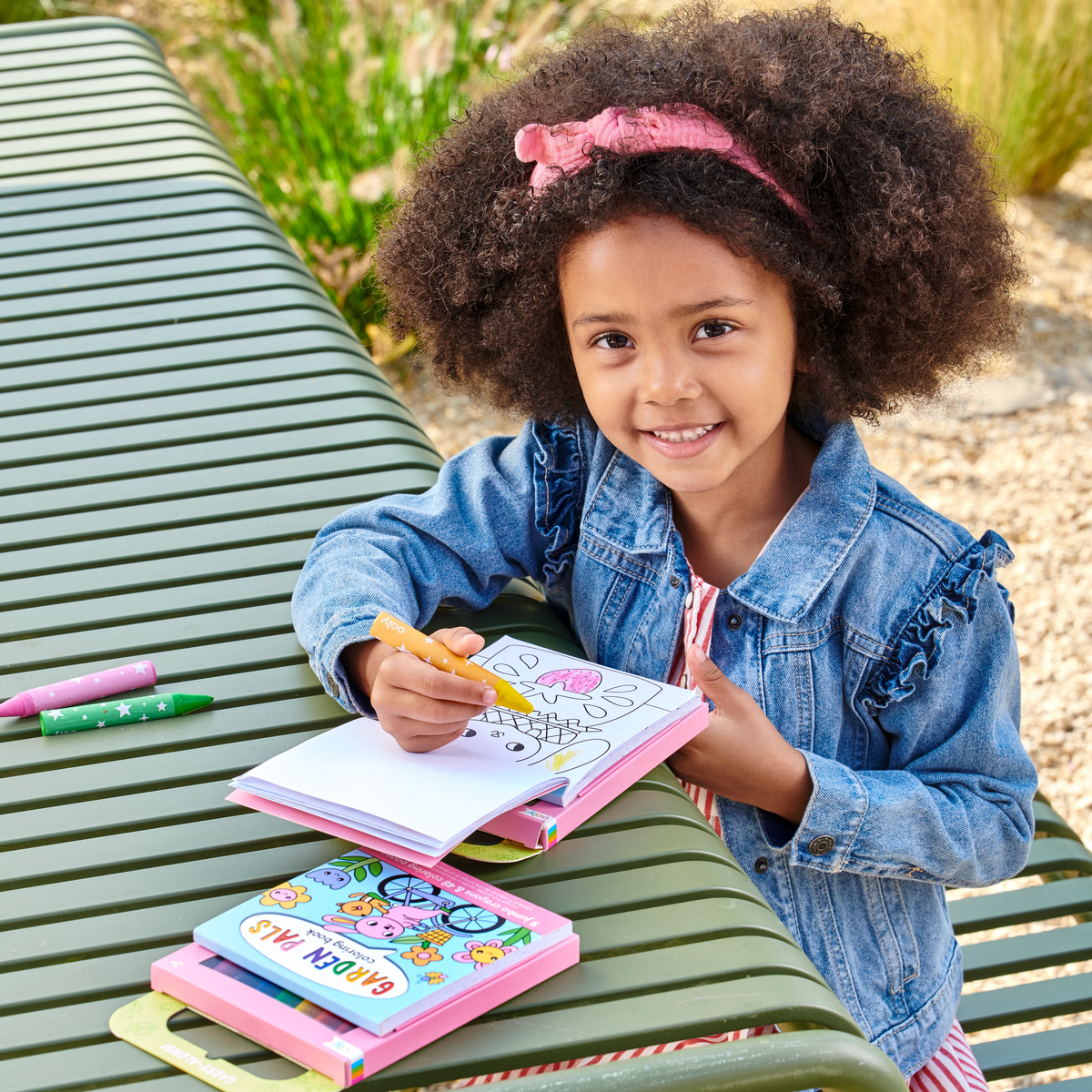 Kit de coloriage nomade Carry Along Jardin – 48 pages et 9 crayons – OOLY