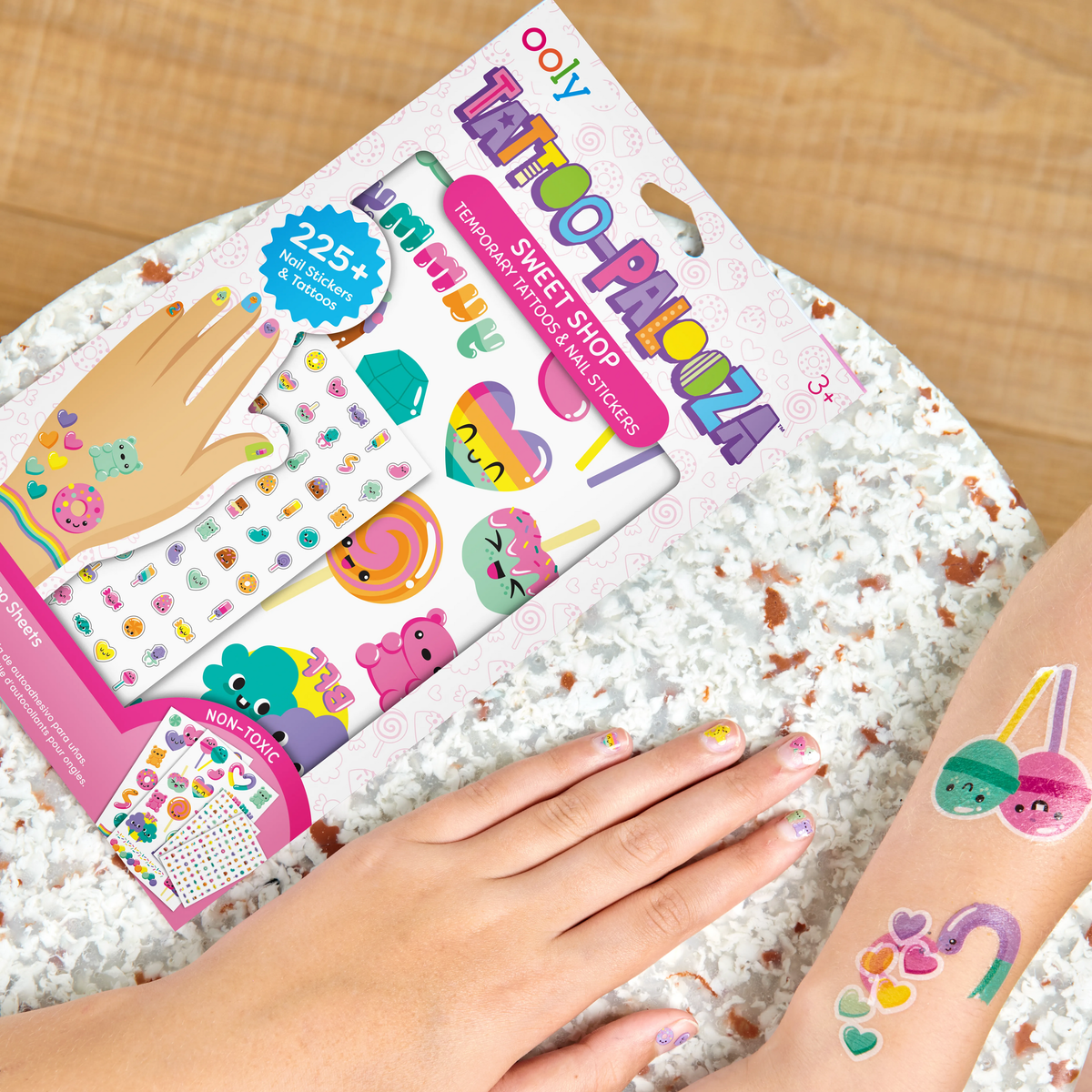 Tatouages et stickers pour ongles Tattoo-Palooza Confiserie – Plus de 225 OOLY — détail en gros plan