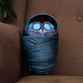 Pluche knuffel van een gevallen baby