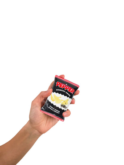 Saleros y pimenteros con forma de bolsas de palomitas de maíz y patatas fritas