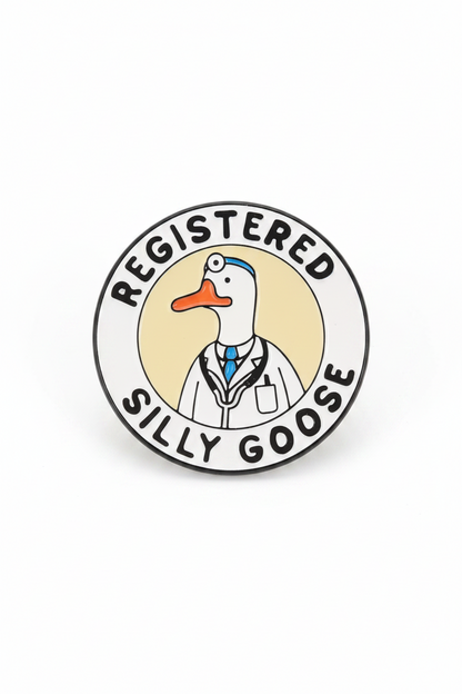 Pin's oie médecin avec stéthoscope et inscription Registered Silly Goose