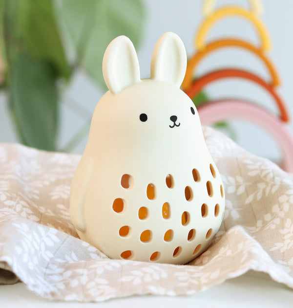 Hochet en silicone - Lapin – vue 2 – A Little Lovely Company