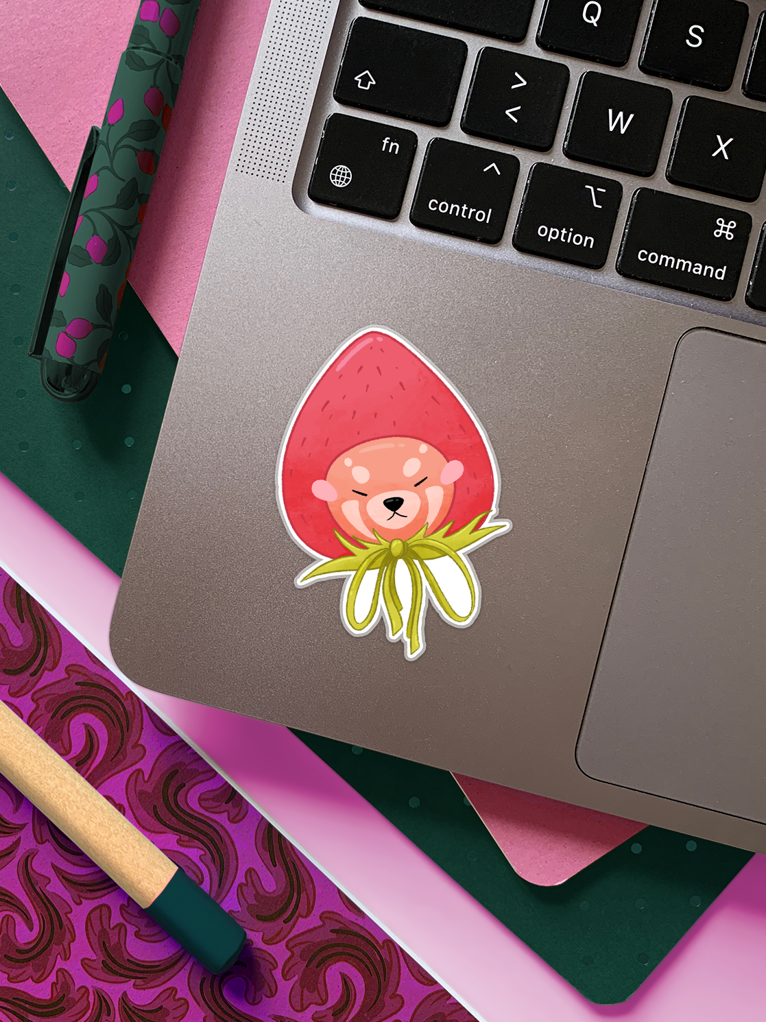 Pam el Panda Rojo, Sombrero Fresa | Sticker