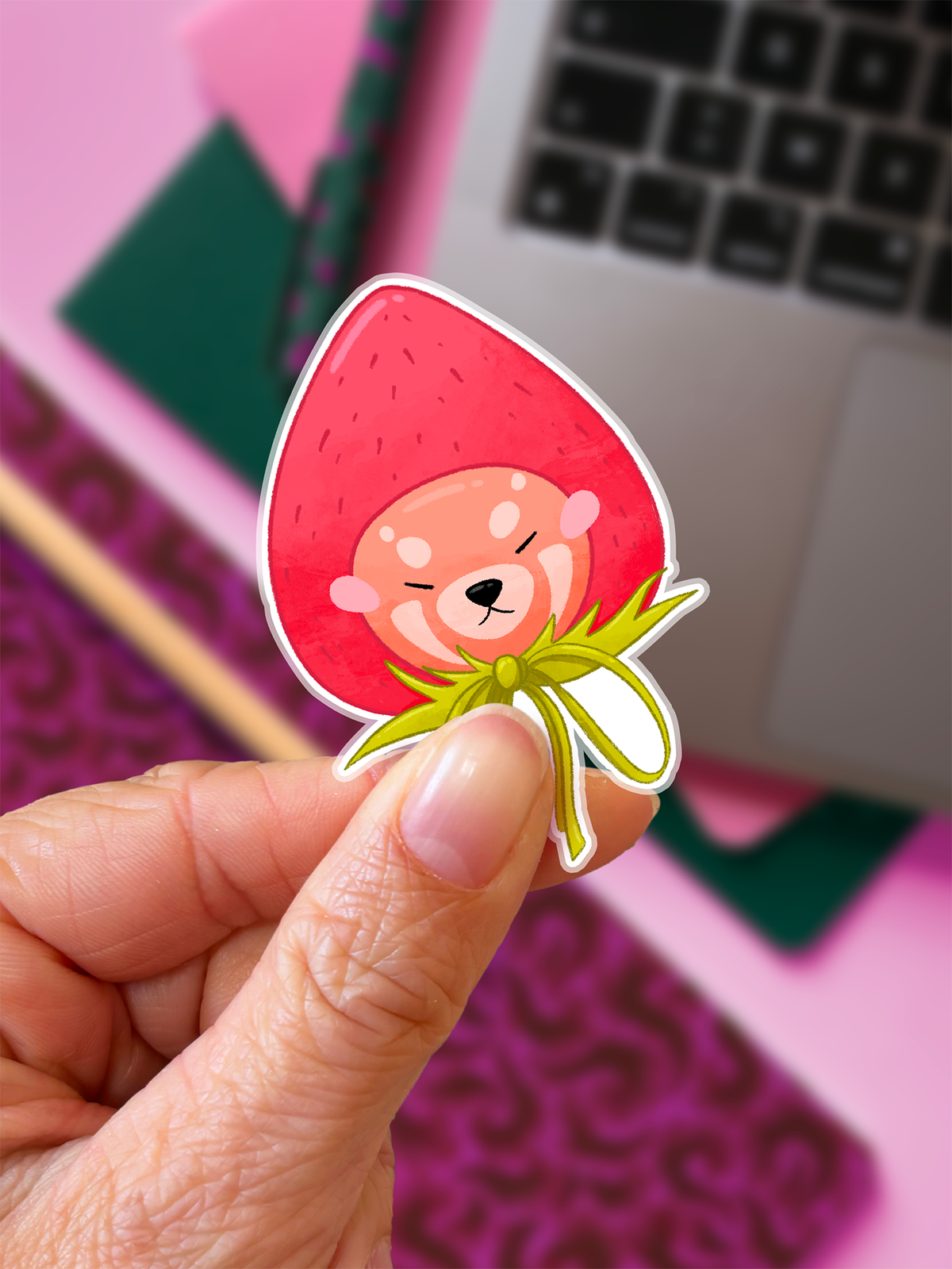 Pam el Panda Rojo, Sombrero Fresa | Sticker