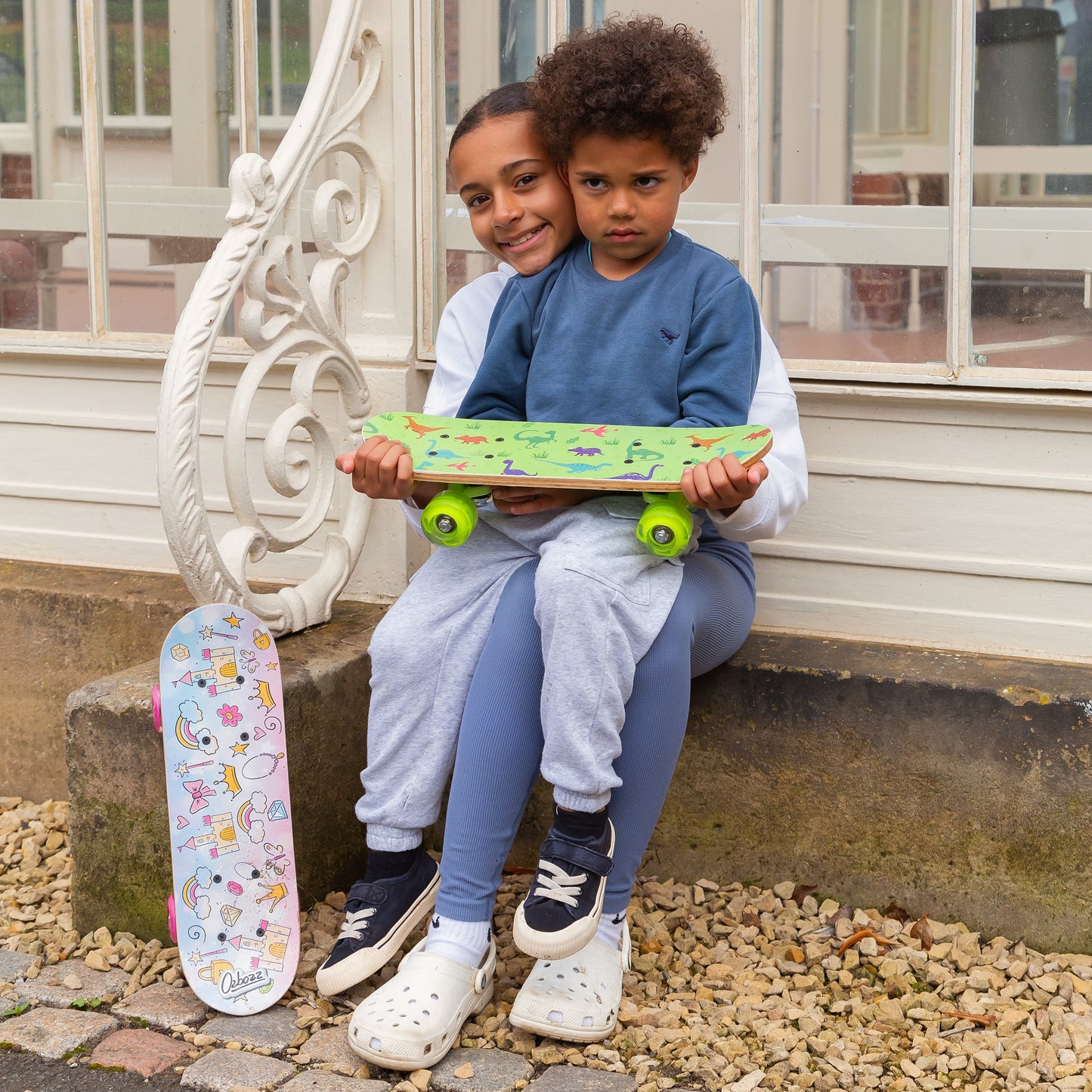 SKATEBOARD DINOSAURE AVEC ROUES CLIGNOTANTES 17 POUCES
