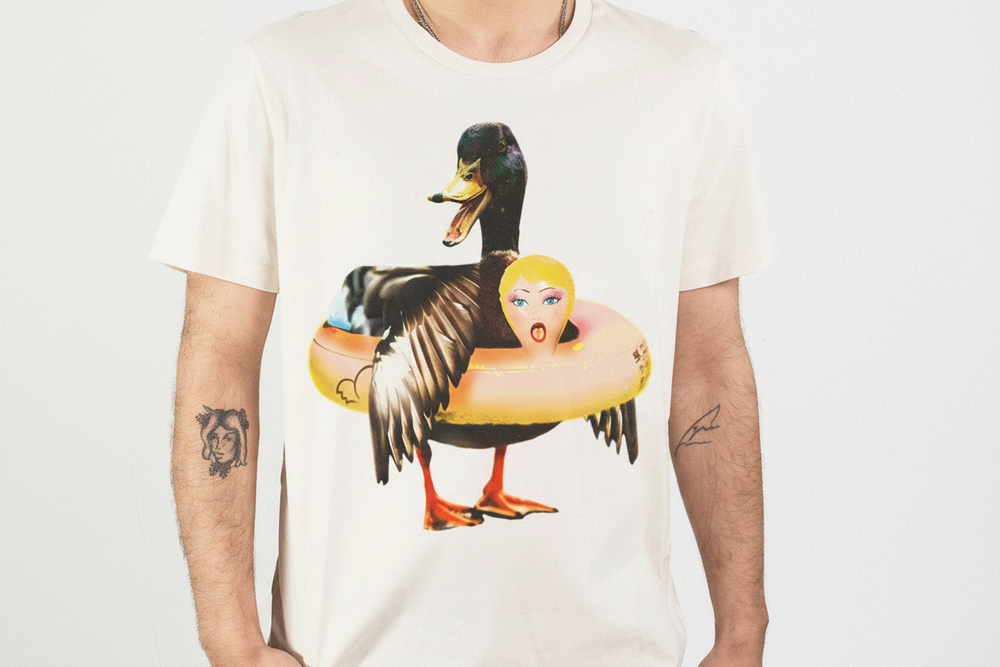 T-shirt met afbeelding van een wilde eend en een opblaaspop.