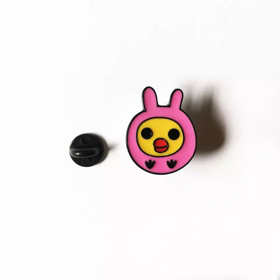 ピンクのひよこウサギのピンバッジ