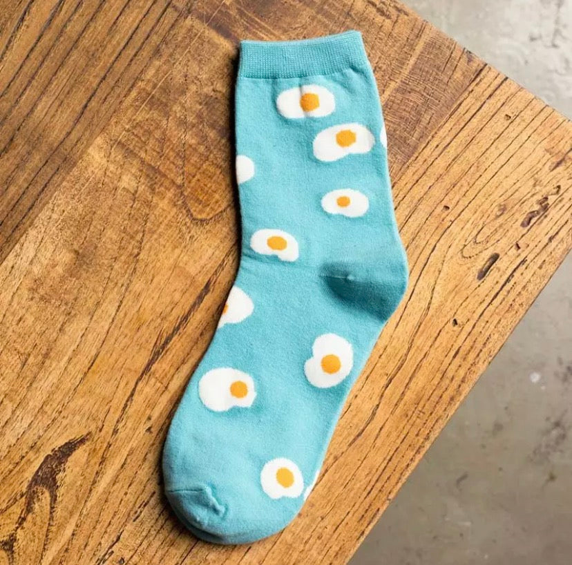 Blauwe sokken gebakken ei