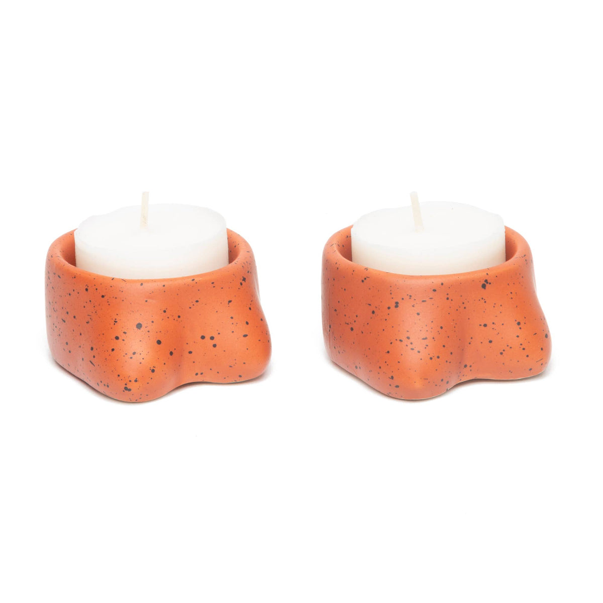 Kleine terracotta kandelaars met borstvormige schelpen