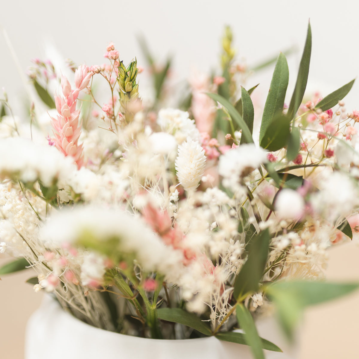Composition de fleurs séchées et naturelles