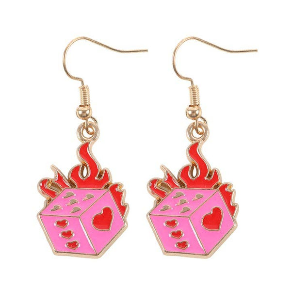 Pendientes de dados en llamas