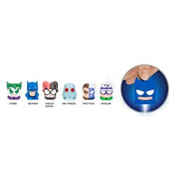 Figura de Batman en miniatura en empaque transparente de 3,4 x 3,4 x 11,4 cm.