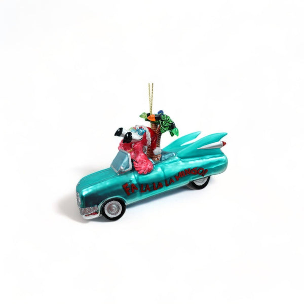 Adorno navideño de flamenco rosa en un convertible