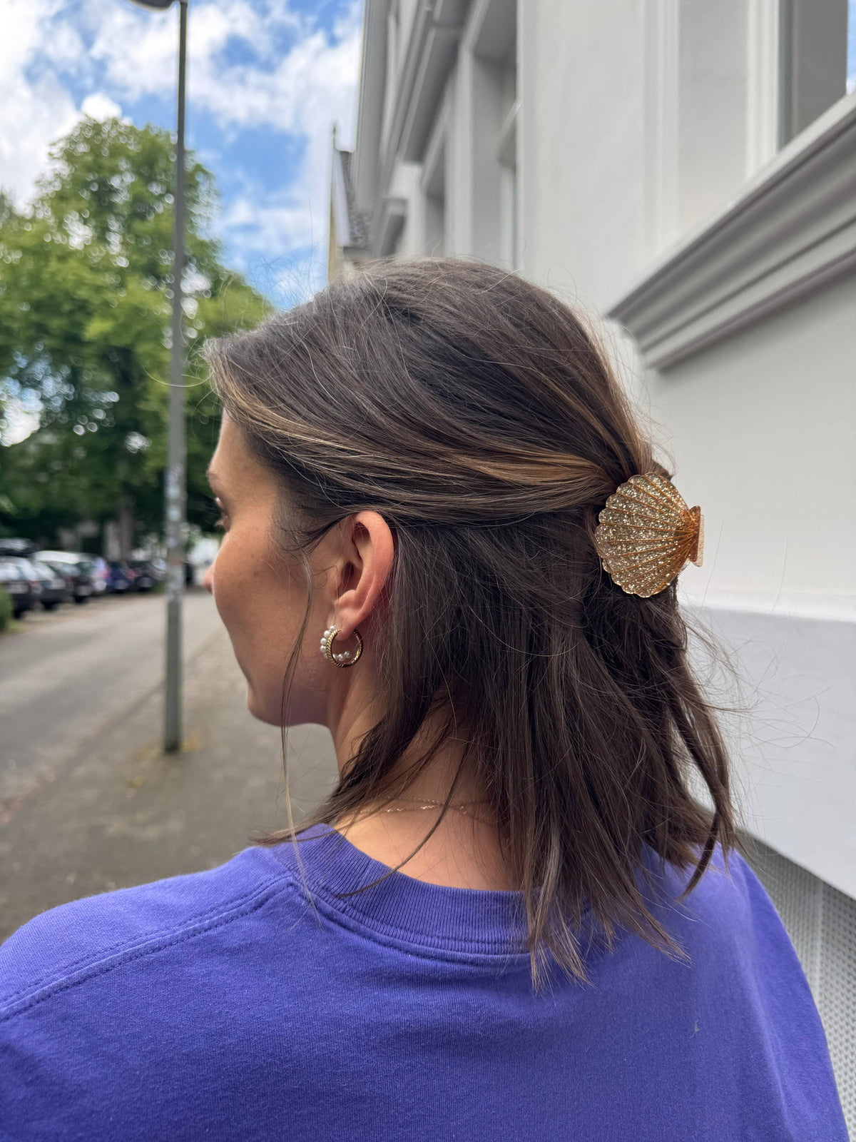 Pinza para el pelo con forma de concha marina y purpurina dorada