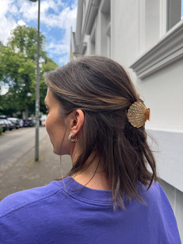Pinza para el pelo con forma de concha marina y purpurina dorada