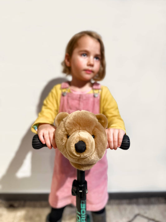Bruine berenkop als accessoire voor kinderfietsen en -scooters.