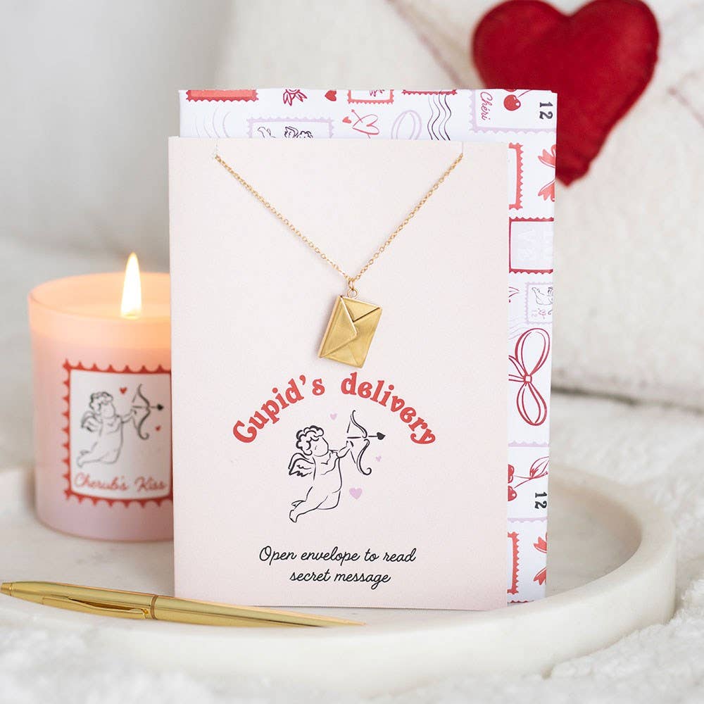 Colar com pendente em forma de carta de amor em cartão do Dia dos Namorados