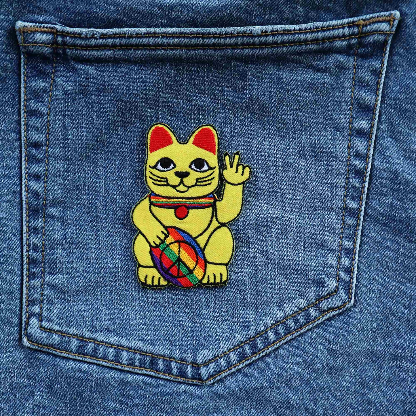 Parche con el símbolo de la paz del gato ondeando