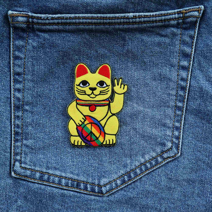 Parche con el símbolo de la paz del gato ondeando