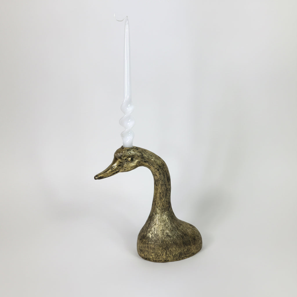 Candelabro antiguo con forma de cabeza de pato dorada