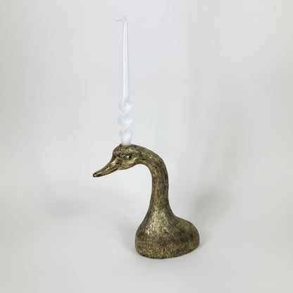 Candelabro antiguo con forma de cabeza de pato dorada