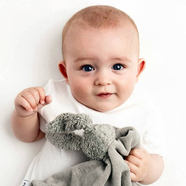Coelho de peluche cinza orgânico