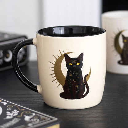 魔法の黒猫が座っているマグカップ