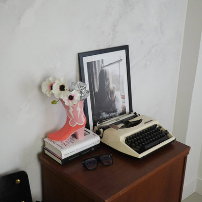 Vaso de flores em forma de bota com chapéu de discoteca - Cerâmica - Rosa/Laranja - 16,5 x 10,5 x 26,5 cm