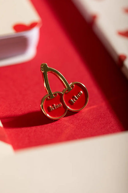 Kiss Kiss - Pins