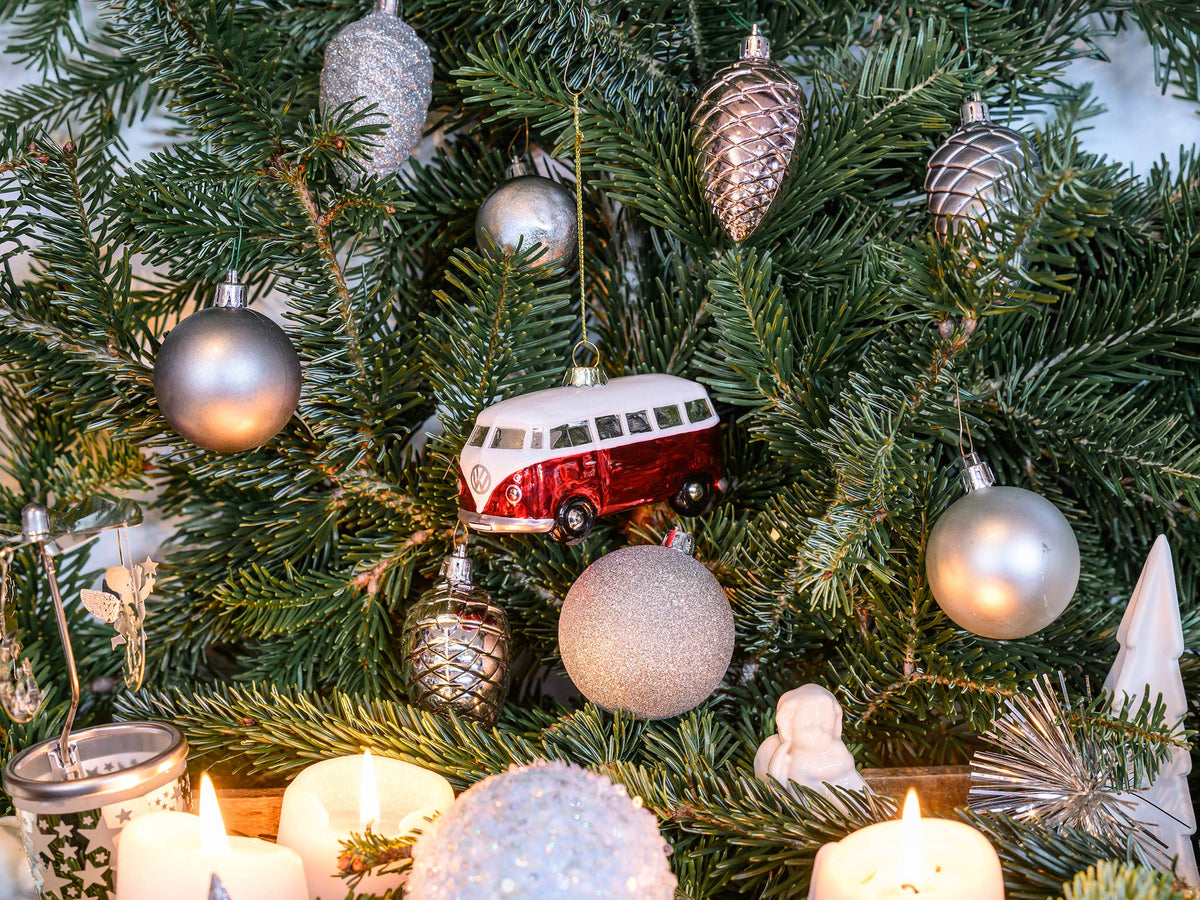 赤と白のVW T1バスのクリスマスデコレーション
