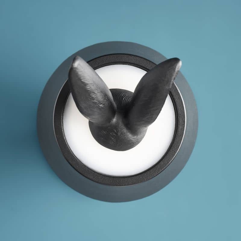 Lámpara de mesa LED con forma de conejo escondido, color negro