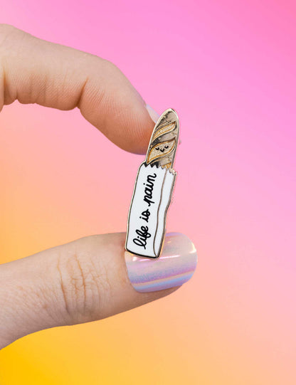 Épinglette – en émail « Life is Pain » design soigné | Joanna Behar – vue 1