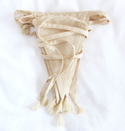 Guirlande décorative en coton - Crème – vue 3 – A Little Lovely Company