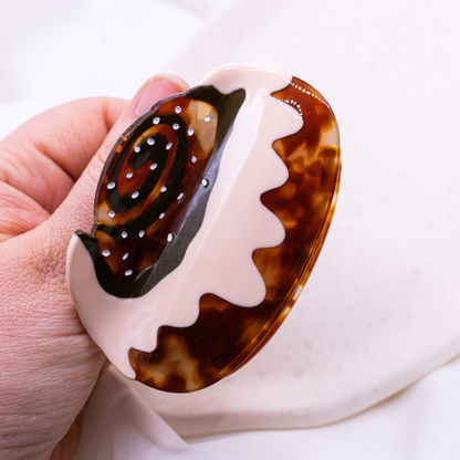 Pinza para el pelo sueca con forma de rollo de canela