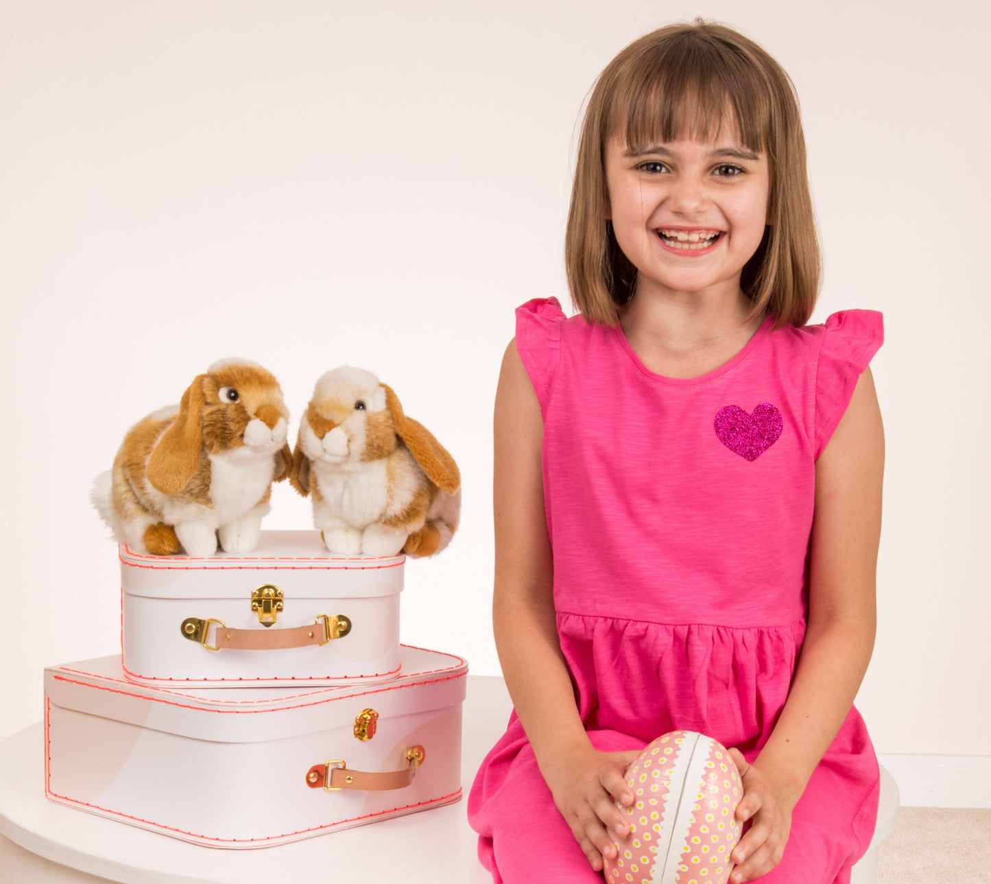 Peluche de conejo sentado de color marrón claro y blanco