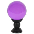 Grande bola de cristal roxa sobre suporte