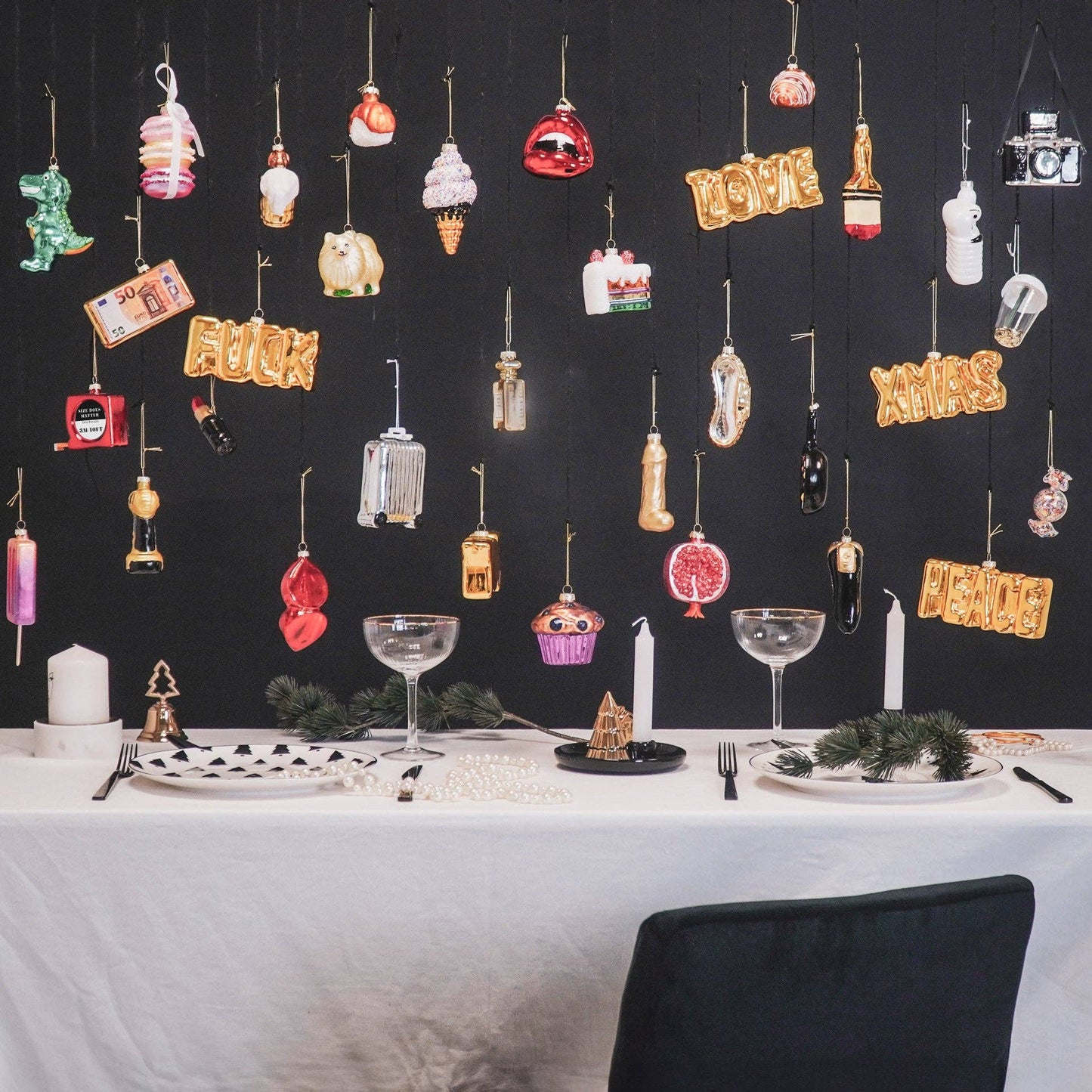 Bola navideña dorada LOVE