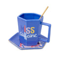 Set bestaande uit een zeshoekige kom en een mok met de tekst "Miss Caffeine".