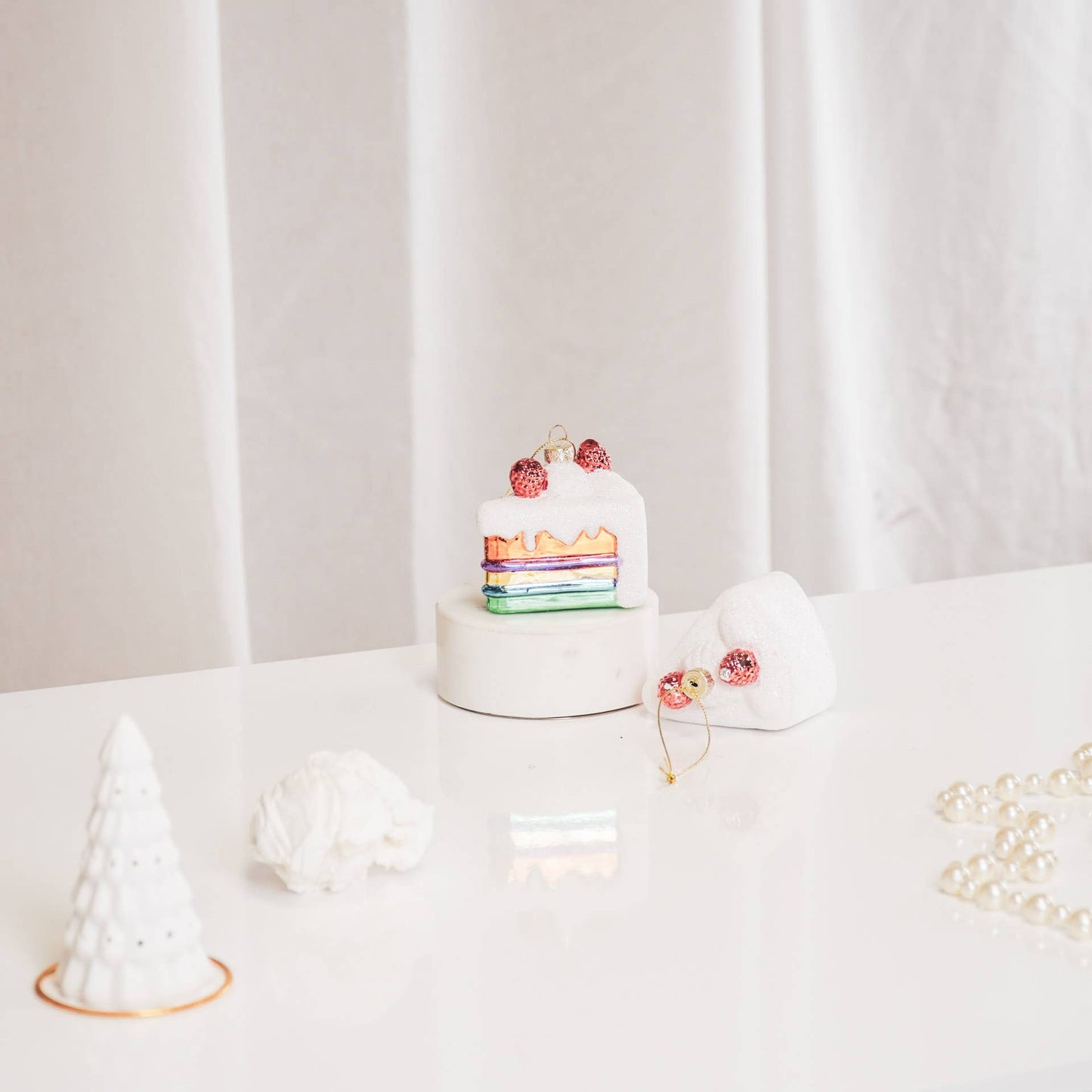 Fetta di torta a forma di palline di Natale