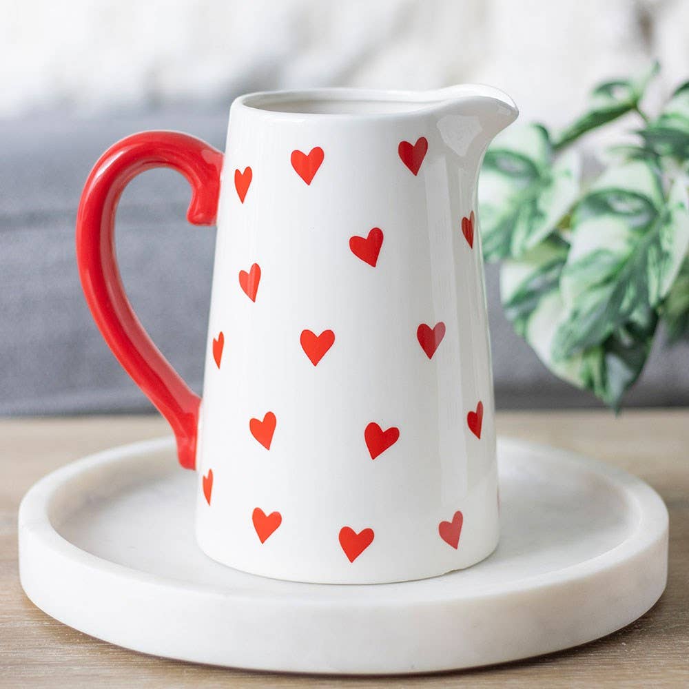 Jarra de cerámica con estampado de corazones