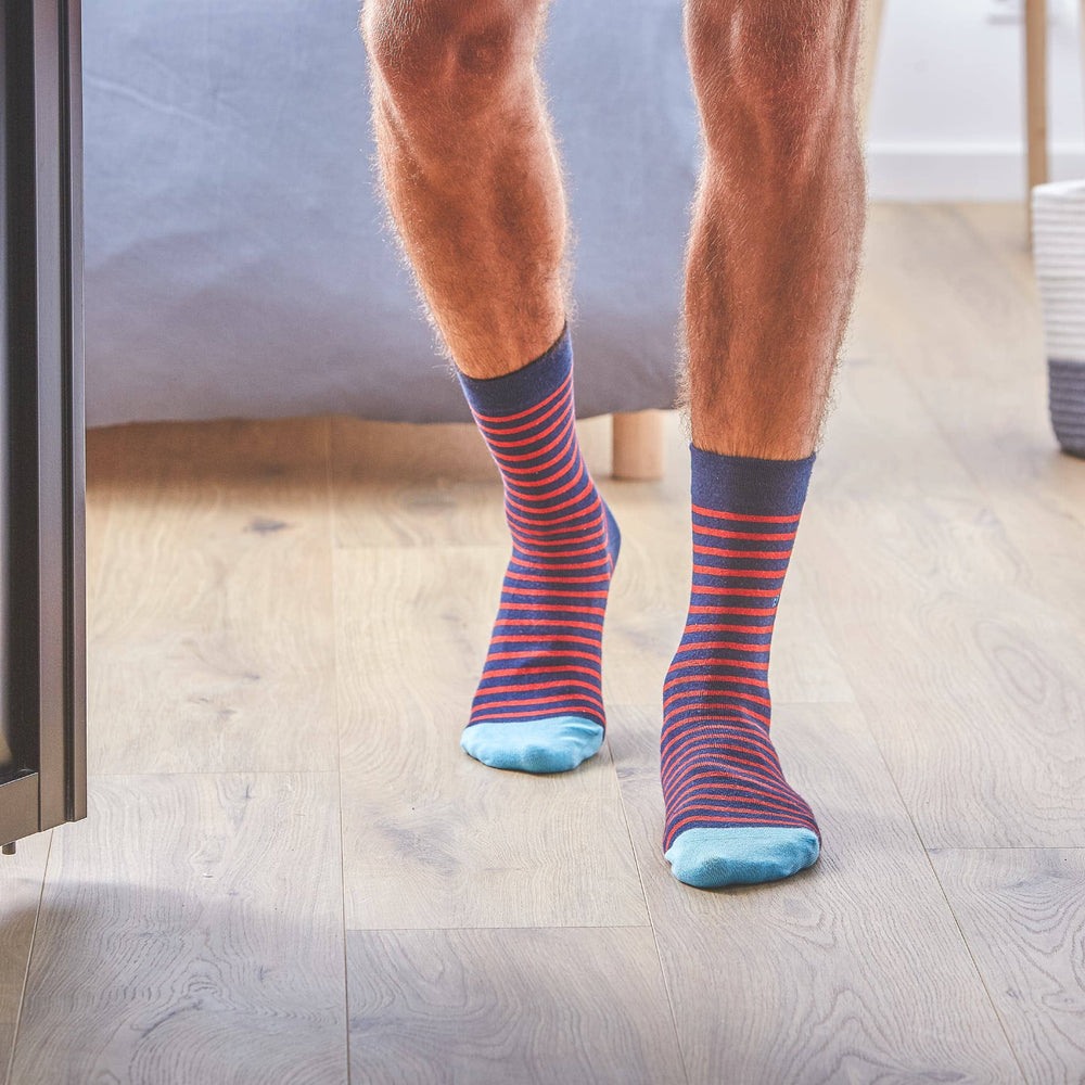 Marineblau/rot gestreifte Socken