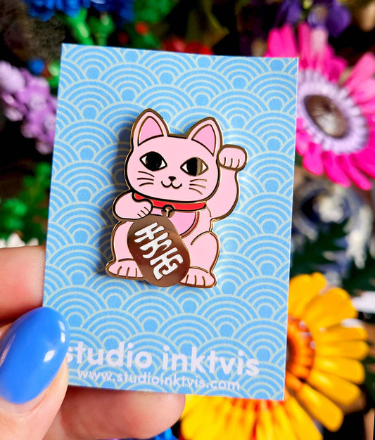 Pin de gato de la suerte rosa