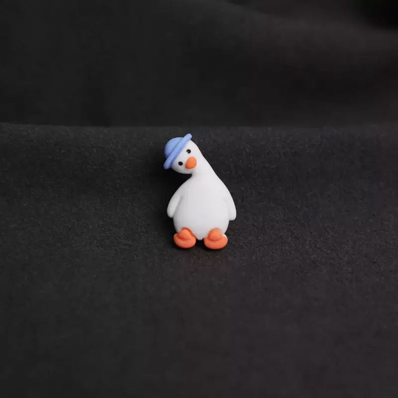 Spilla a forma di anatra bianca con cappello blu