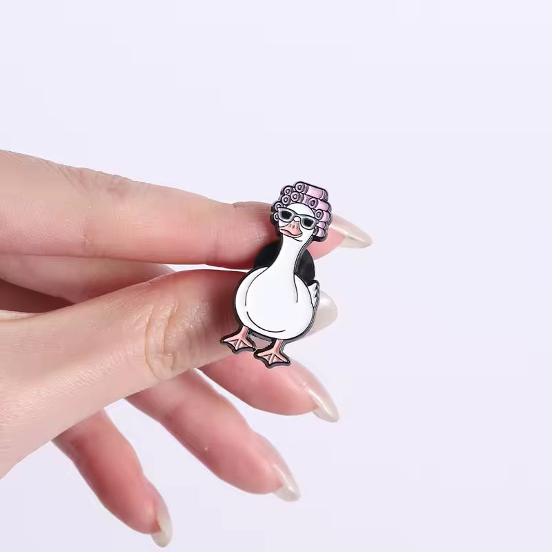 Pin’s Canard Blanc Glamour au Salon de Beauté