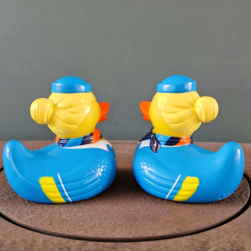 Pato, azafata, rubia